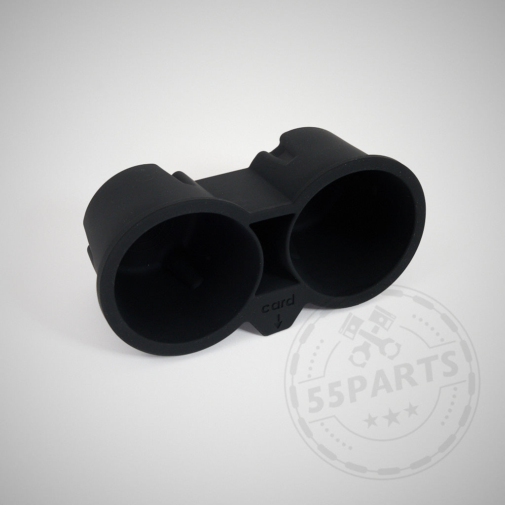 Der 55Parts Getränkehalter Einsatz, Cup Holder passend für Tesla Model 3 und Model Y, verfügt über einen schwarzen Doppel-Cupholder mit Kartenfach, dargestellt auf einem schlichten weißen Hintergrund.