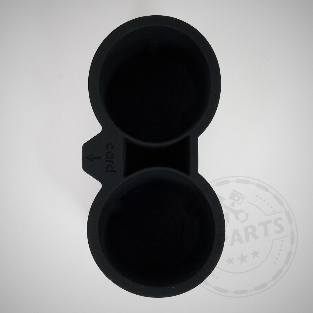 Der 55Parts Getränkehalter Einsatz Cup Holder für Tesla Model 3 und Y ist von oben auf hellem Hintergrund abgebildet und verfügt über einen schwarzen Einsatz mit einem Schlitz mit der Aufschrift „Karte“.