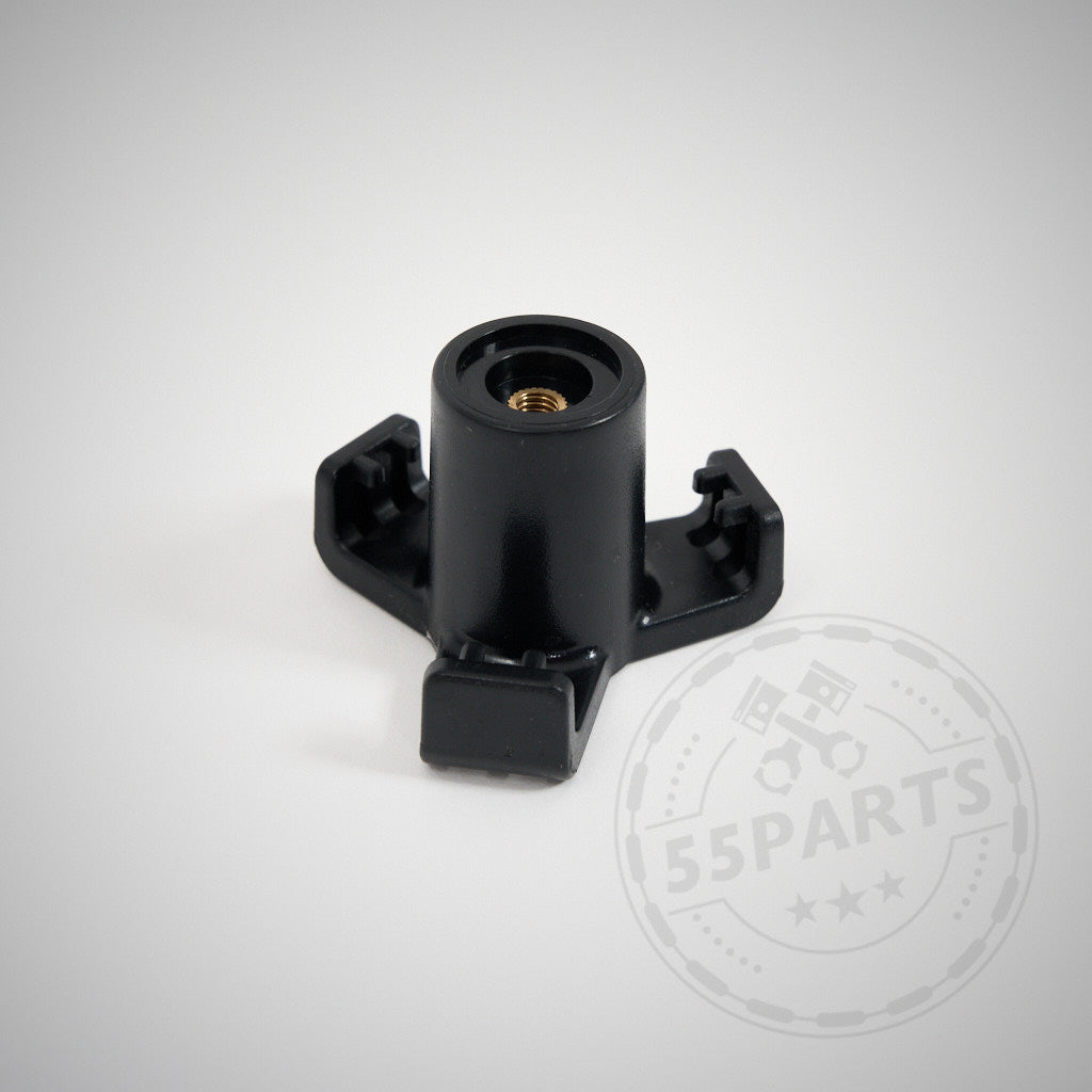 The 55Parts Kofferraum Heckklappe Haken für Tüten, passend für Tesla Model 3 und Model Y, aus schwarzem Kunststoff mit zentralem Gewindeloch, wird auf hellem Hintergrund gezeigt.