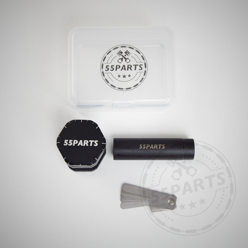 Durchsichtige Kunststoffbox mit dem 55Parts Special: Ultimatives Kit für Zündkerzen Wechsel/Service (magnetische Zündkerzennuss und Biegewerkzeug) passend für BMW Motoren,, mit Logo, abgebildet auf weißem Hintergrund.