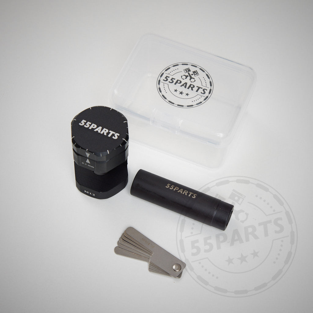 Das 55Parts Special Ultimatives Kit enthält magnetische Zündkerzennuss, Biegewerkzeug und zwei weitere Metallwerkzeuge in einem klaren Etui – perfekt für den Zündkerzenwechsel an BMW Motoren.
