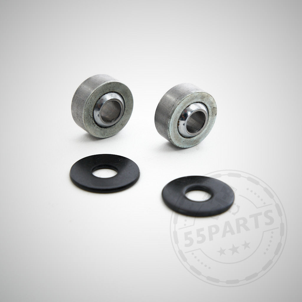 Zwei Uniball-Lager für die Schaltseile und zwei schwarze Unterlegscheiben auf weißer Oberfläche, perfekt für Toyota Yaris GR-Fahrer, die nach Premium-Tuningteilen suchen.