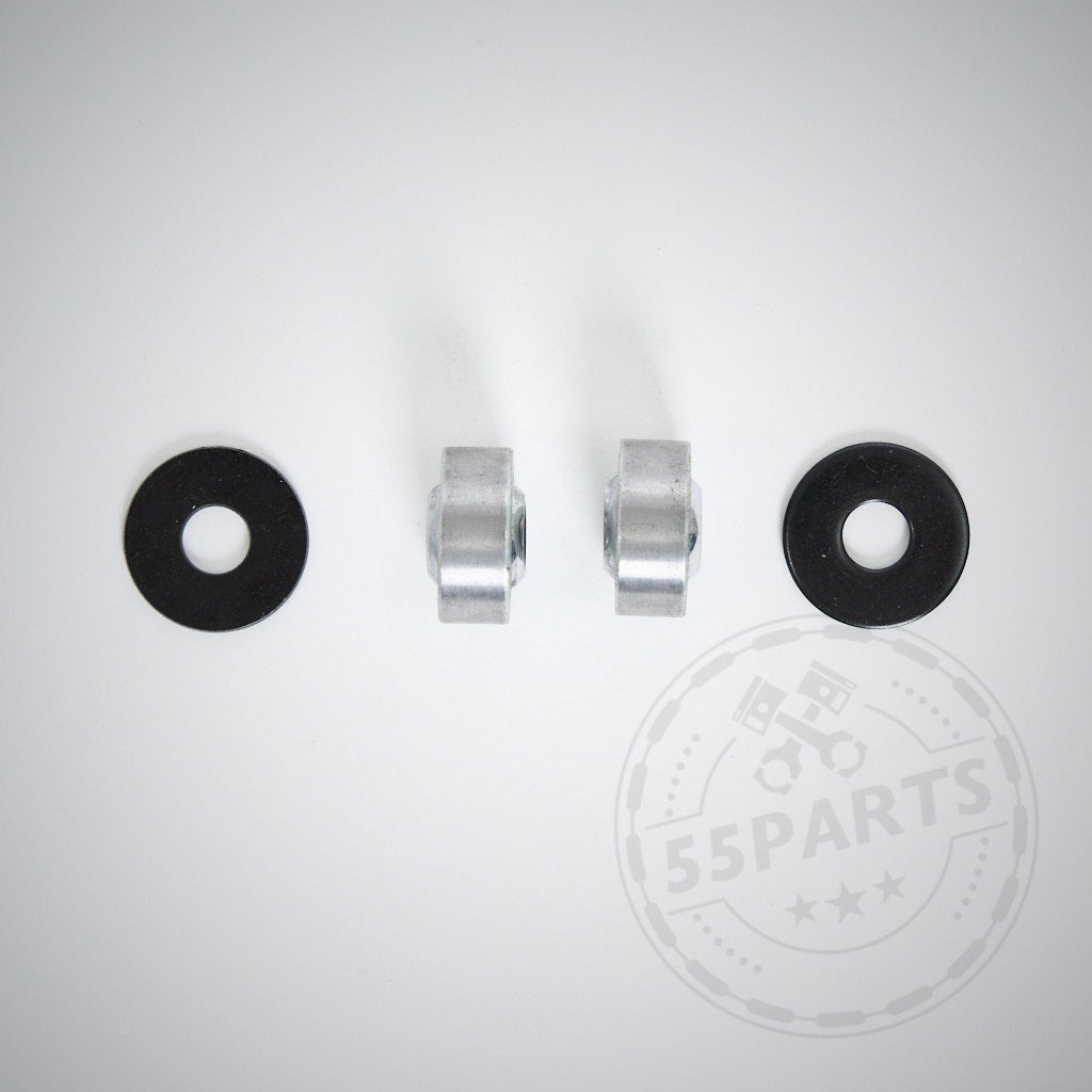 Das 55Parts Spezial-Uniball-Lager für die Schaltseile passt für den Toyota Yaris GR – ideal für Enthusiasten, die hochwertige Teile der bewährten Marke 55Parts suchen. Abgebildet: zwei schwarze Unterlegscheiben und zwei silberne Buchsen in einer Reihe auf weißem Hintergrund.