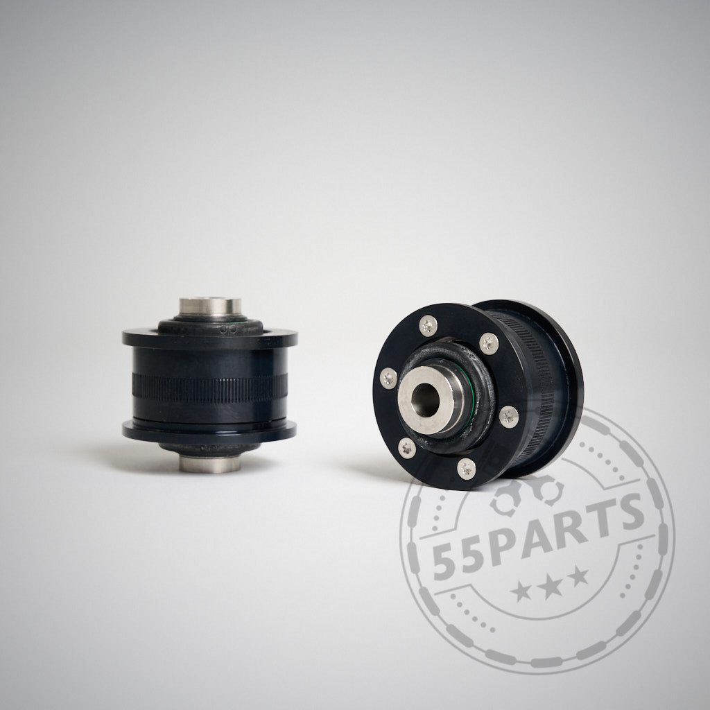 Zwei schwarze NoFlex-Lager (Uniball Lager vordere Zugstrebe), passend für BMW G80, G81, G82, G87 (M2, M3, M4 inkl. Sondermodelle &amp; xDrive), liegen auf einer weißen Oberfläche mit einem kleinen 55Parts-Wasserzeichen in der Ecke.