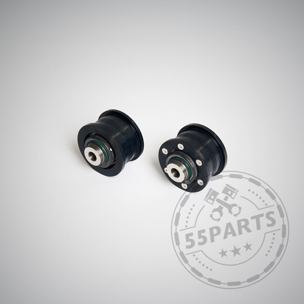 Paar schwarze NoFlex-Zylinderlager (Uniball-Lager) mit silbernem Kern, passend für BMW G80/G81/G82/G87 (M2/M3/M4) inkl. xDrive,. Ideal für Fahrwerk-/Kugelgelenk-Modifikationen. 55Parts-Logo unten rechts.