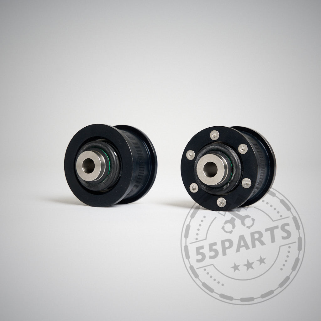 Zwei schwarze NoFlex-Lager aus Metall (Uniball Lager vordere Zugstrebe) passend für BMW G80, G81, G82, G87 (M2, M3, M4 inkl. Sondermodelle &amp; xDrive), abgebildet auf einem schlichten hellen Hintergrund mit einem 55Parts-Wasserzeichen.