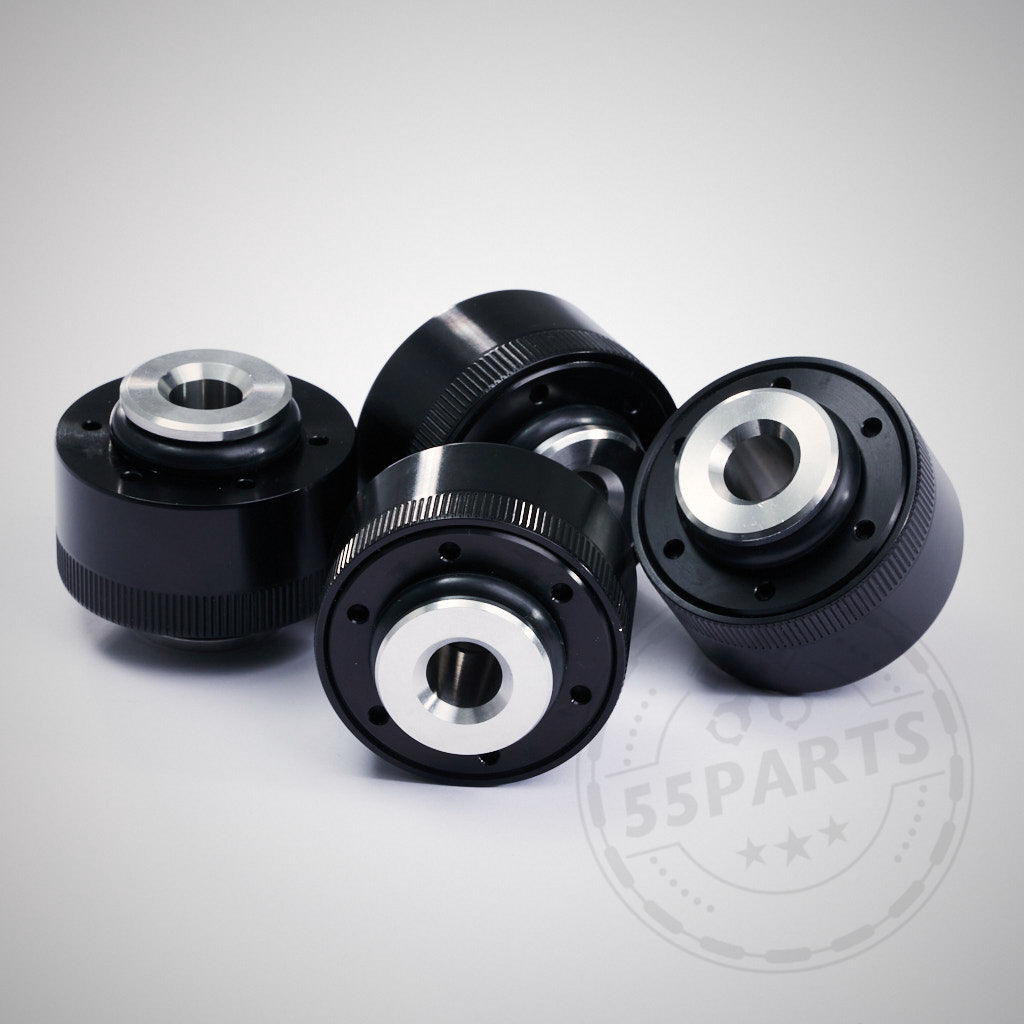 Vier NoFlex-Lager, schwarze und silberne Metallteile für originalen unteren Querlenker und Spurstange, passend für BMW F8x & G8x M-Modelle Uniball Lager, angeordnet auf einer hellgrauen Oberfläche mit einem schwachen Wasserzeichen.