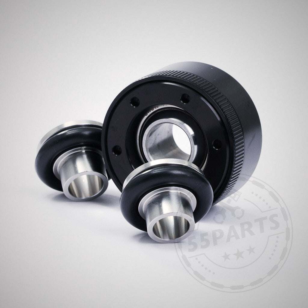 Drei NoFlex Bearings Uniball Lager für die unteren Querlenker und Spurstangen der BMW F8x/G8x M-Modelle sind auf einer weißen Oberfläche mit einem schwachen Wasserzeichen angeordnet.