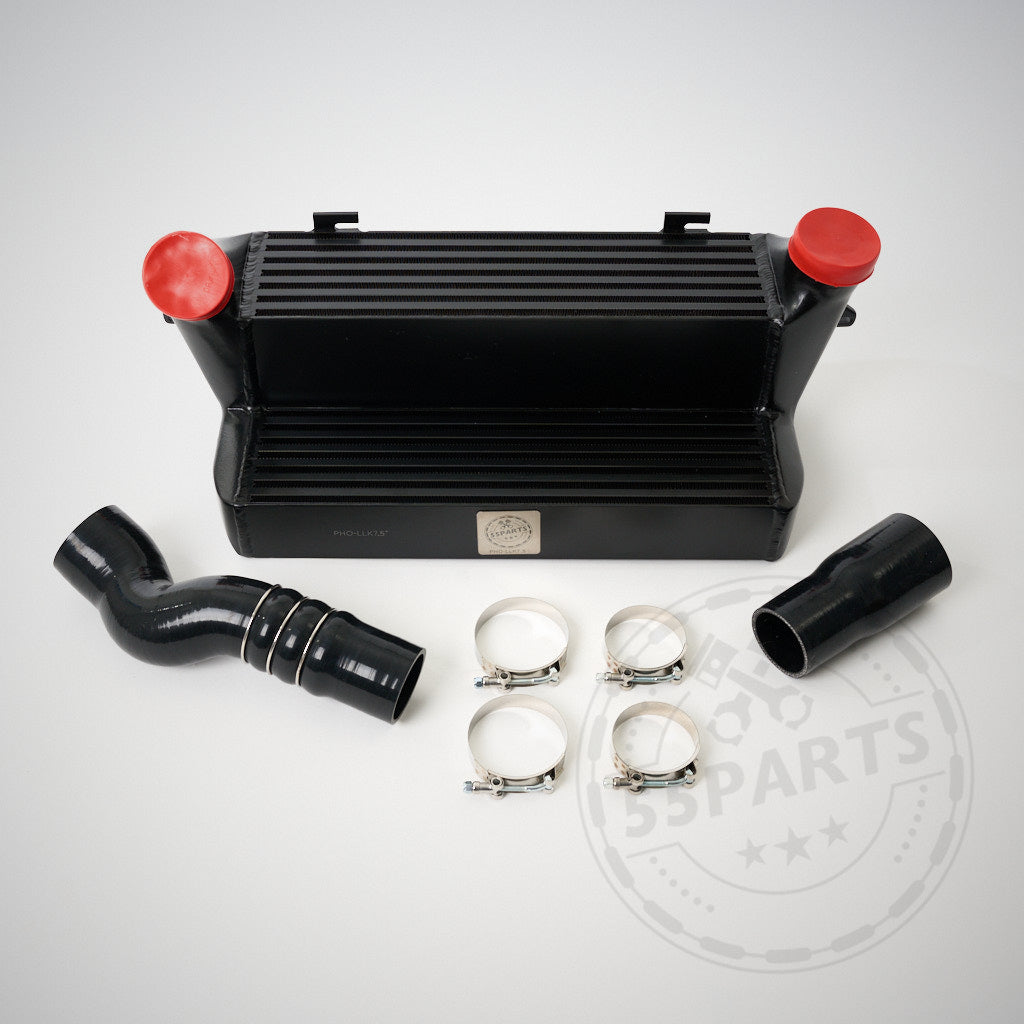Das 55Parts Special 7,5" Race Ladeluftkühler-Kit passend für BMW Z4 35i E89 mit N54-Motor, inklusive Schläuchen und Klemmen, ist in Schwarz auf hellem Untergrund abgebildet.