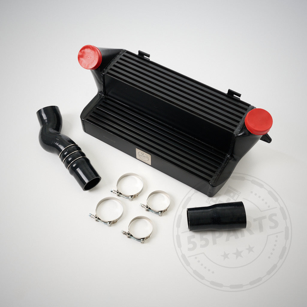 Das 55Parts Special 7,5" Race Ladeluftkühler-Kit passend für BMW Z4 35i E89 mit N54-Motor, inklusive Schläuchen und Klemmen, ist in Schwarz auf hellem Untergrund abgebildet.