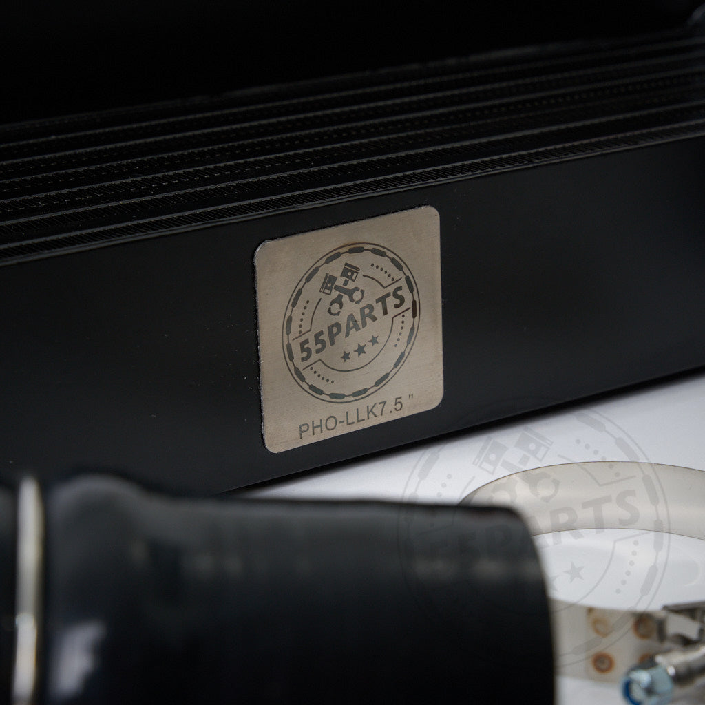 Nahaufnahme eines Metalletiketts auf einer schwarzen Box mit PHO-LLK7.5 für den 55Parts Special 7,5&quot; Race Ladeluftkühler, passend für BMW Z4 35I E89 mit N54-Motor.