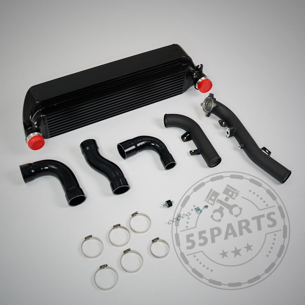 55Parts Exklusives Upgrade-Ladeluftkühler passend für Toyota GR Yaris – Kit mit schwarzen Rohren, Klemmen und Anschlüssen auf einer hellen Oberfläche zur Steigerung des Fahrspaßes.
