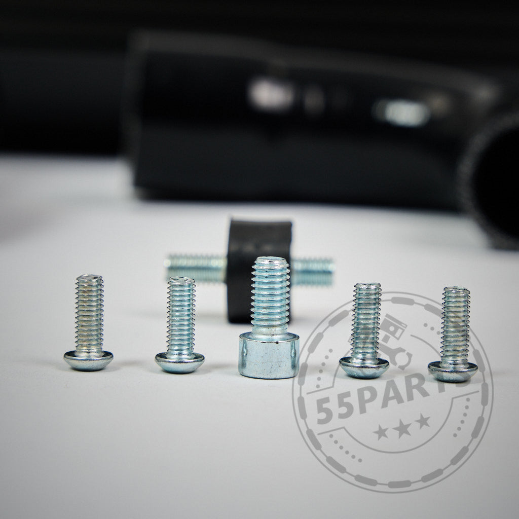 Sechs Metallbolzen unterschiedlicher Größe, in einer Reihe angeordnet, mit einem verschwommenen schwarzen Objekt – möglicherweise der 55Parts Exclusive Upgrade Ladeluftkühler für Toyota GR Yaris – im Hintergrund.