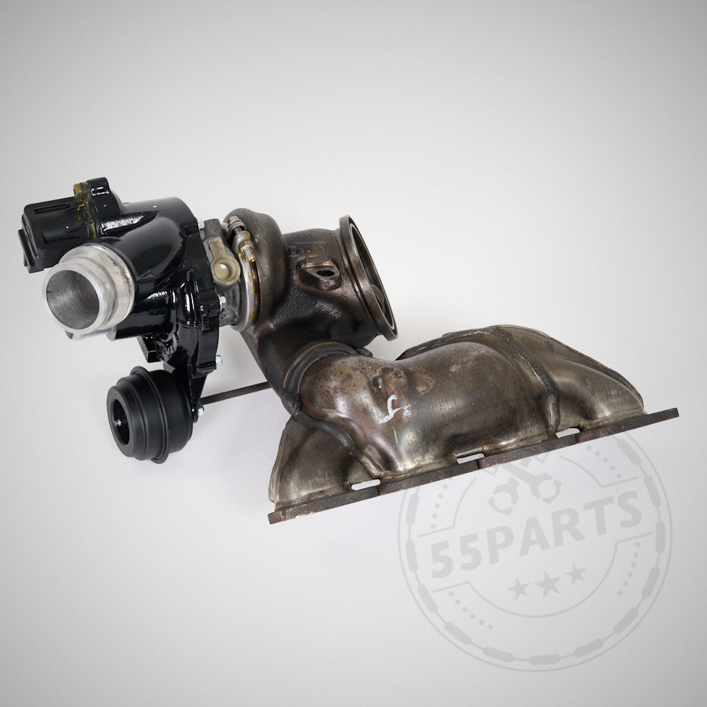Das 55Parts Special: TURBOSYSTEMS Upgrade Turbolader, passend für BMW F2x, F3x 114i–320i mit N13 Motor von Turbosystems, mit Abgaskrümmer aus Metall auf hellem Hintergrund.
