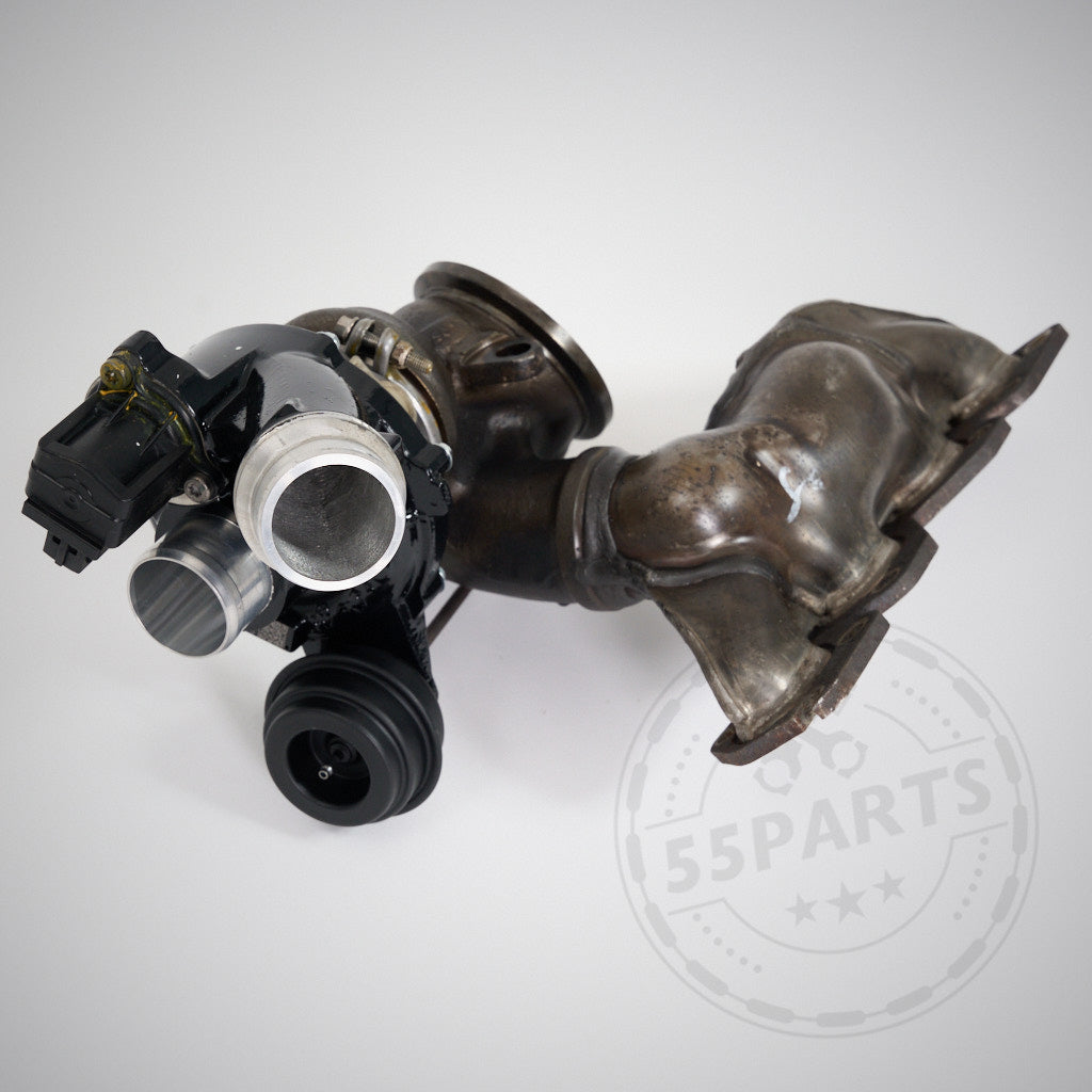 Ein Turbosystems Upgrade Turbolader passend für BMW F2x, F3x 114i, 116i, 118i, 120i, 316i, 318i, 320i mit N13 Motor von Turbosystems auf grauem Hintergrund – ideal für Turbo-Upgrade und Tuning.
