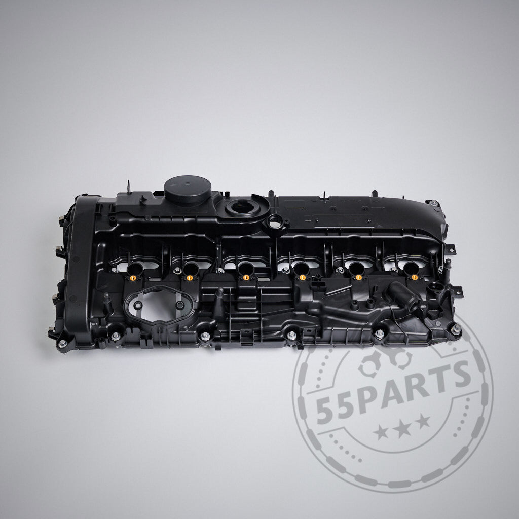 Der Ventildeckel Zylinderkopfhaube inkl. Dichtung passend für BMW B58 Gen 1 Modelle ist auf einem hellgrauen Hintergrund mit einem schwachen „55Parts“-Wasserzeichen abgebildet.