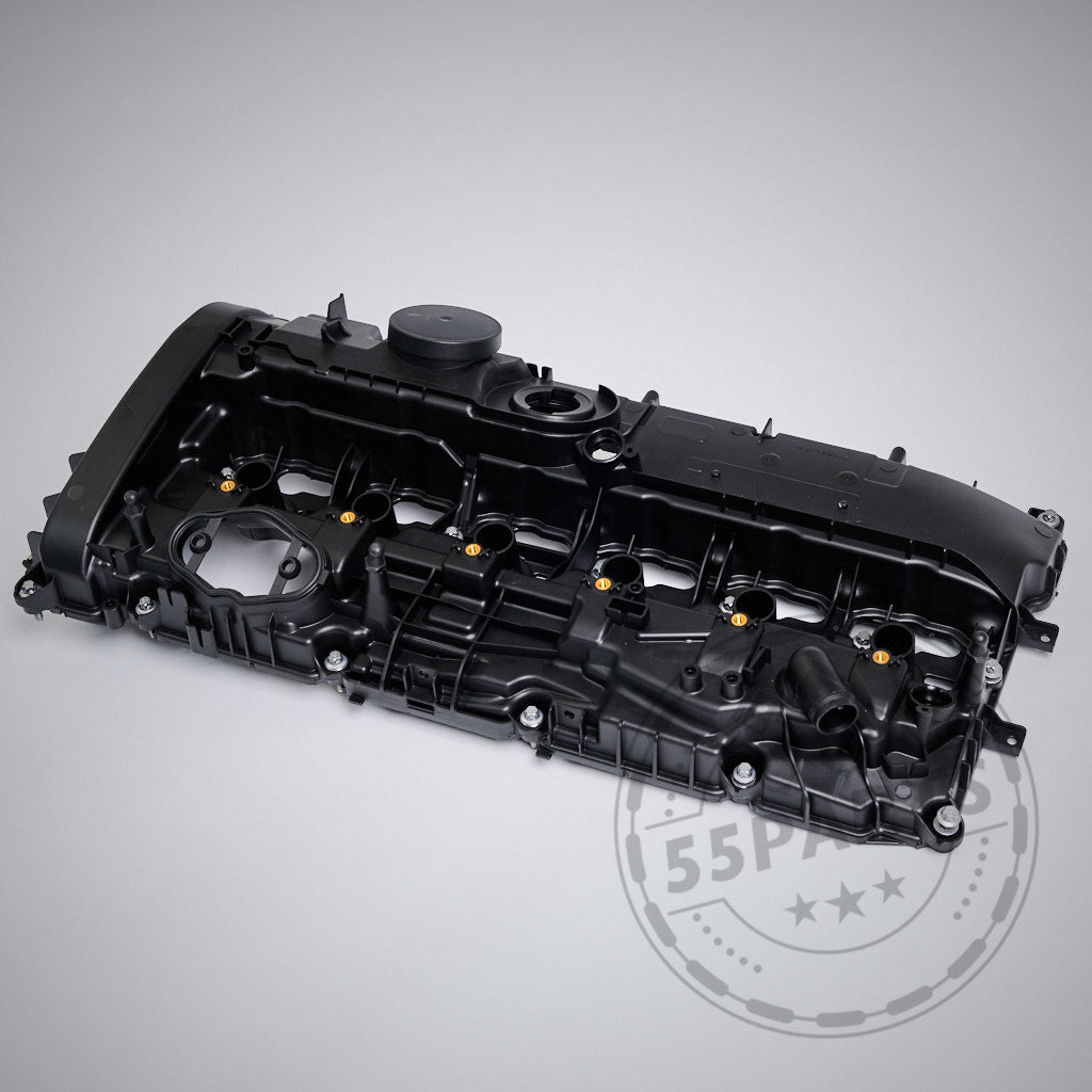 Die 55Parts Ventildeckel Zylinderkopfhaube inkl. Dichtung passend für BMW M140i, M240i, 340i, 440i, 540i, 640i, 740i, X3, X4 B58 Gen 1 ist auf grauem Hintergrund mit einem schwachen Logo abgebildet und hilft, den Ölverbrauch bei Modellen mit Zündspulen zu senken.