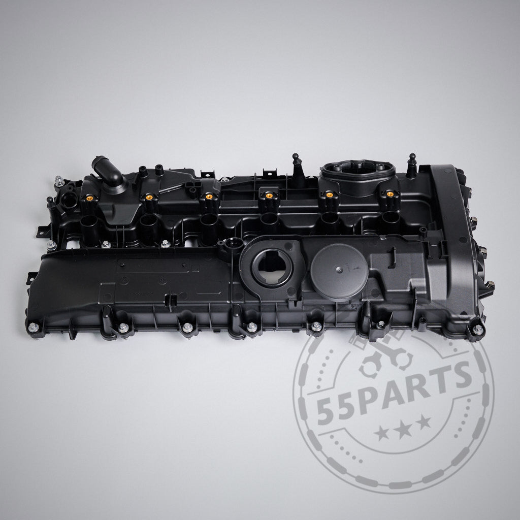 Der Ventildeckel Zylinderkopfhaube inkl. Dichtung passend für BMW B58 Gen 1 Modelle (M140i, M240i, 340i, 440i, 540i, 640i, 740i, X3, X4) wird in schwarzem Kunststoff auf einem schlichten hellgrauen Hintergrund mit einem 55Parts-Wasserzeichen abgebildet.