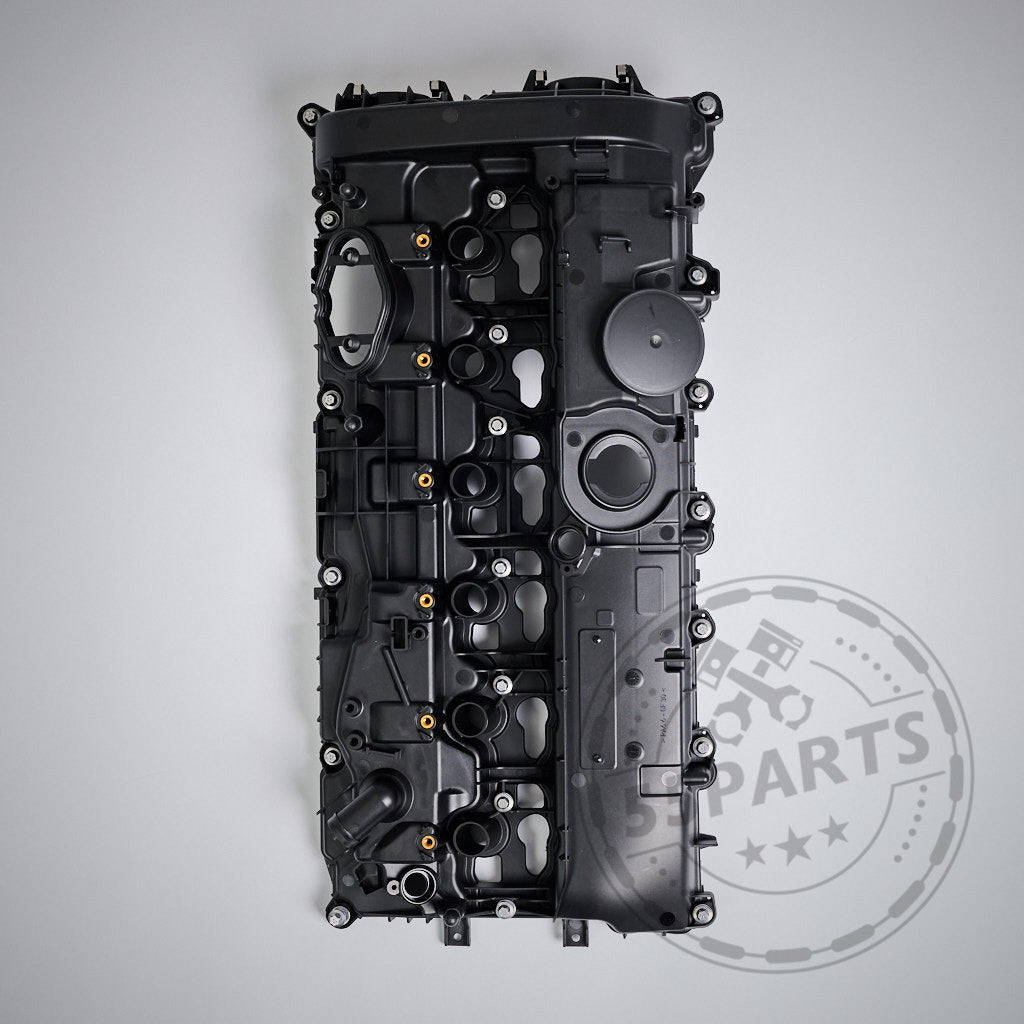 Die 55Parts Ventildeckel Zylinderkopfhaube inkl. Dichtung passend für BMW M140i, M240i, 340i, 440i, 540i, 640i, 740i, X3, X4 B58 Gen 1 ist auf einem hellgrauen Hintergrund mit einem schwachen Teilelogo-Wasserzeichen abgebildet.