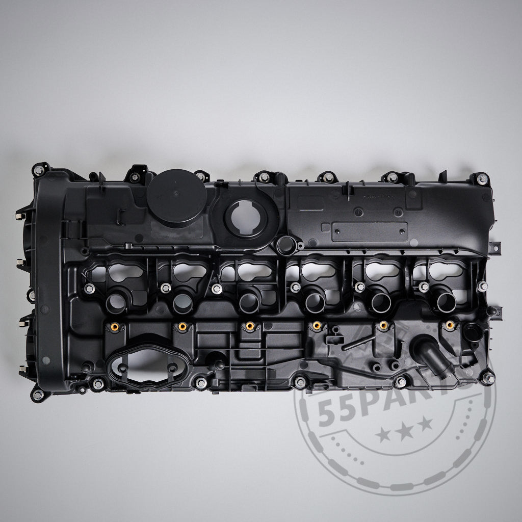 Der 55Parts Ventildeckel Zylinderkopfhaube inkl. Die Dichtung passend für BMW M140i, M240i, 340i, 440i, 540i, 640i, 740i, X3/X4 B58 Gen.1 zeigt mehrere kreisförmige Öffnungen und Zündspulenräume von oben betrachtet auf einem hellgrauen Hintergrund.