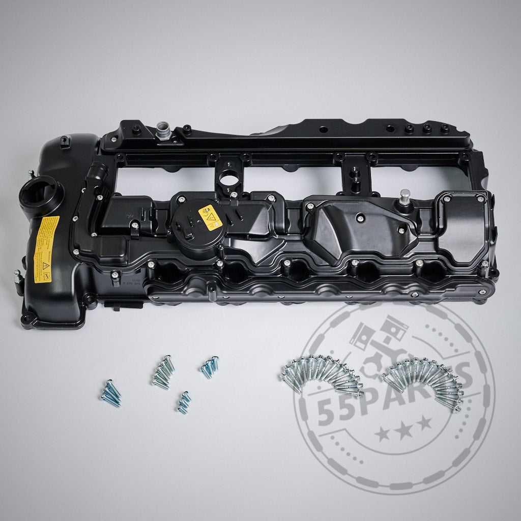 55Parts EXCLUSIVE Aluminium Ventildeckel passend für BMW N55 Motor (M)135i, M235i, 335i, 435i, 535i, 640i – Ventildeckel mit Schrauben und Federn auf hellgrauer Oberfläche angeordnet.