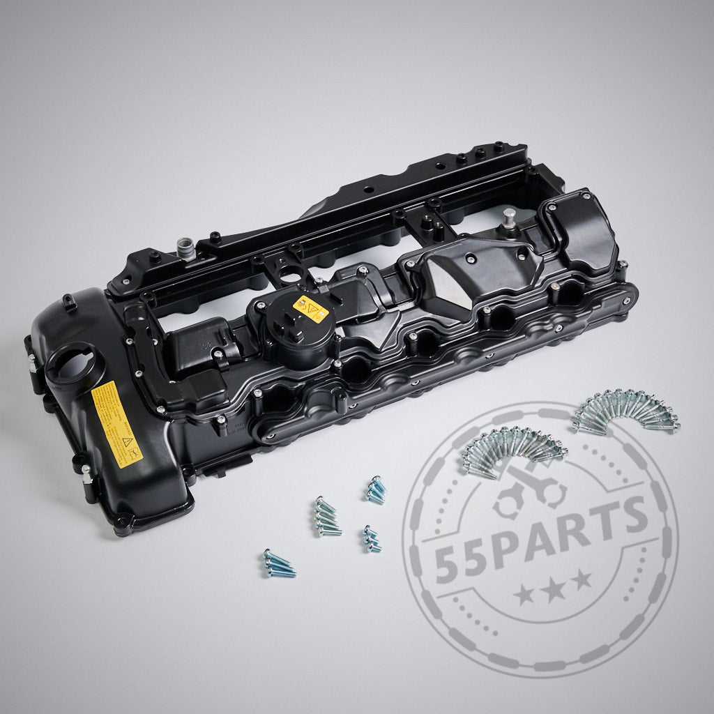 Der 55Parts EXCLUSIVE Aluminium-Ventildeckel passend für BMW N55 Motor (M)135i, M235i, 335i, 435i, 535i und 640i ist in Schwarz mit Schrauben drumherum auf hellgrauem Hintergrund abgebildet.