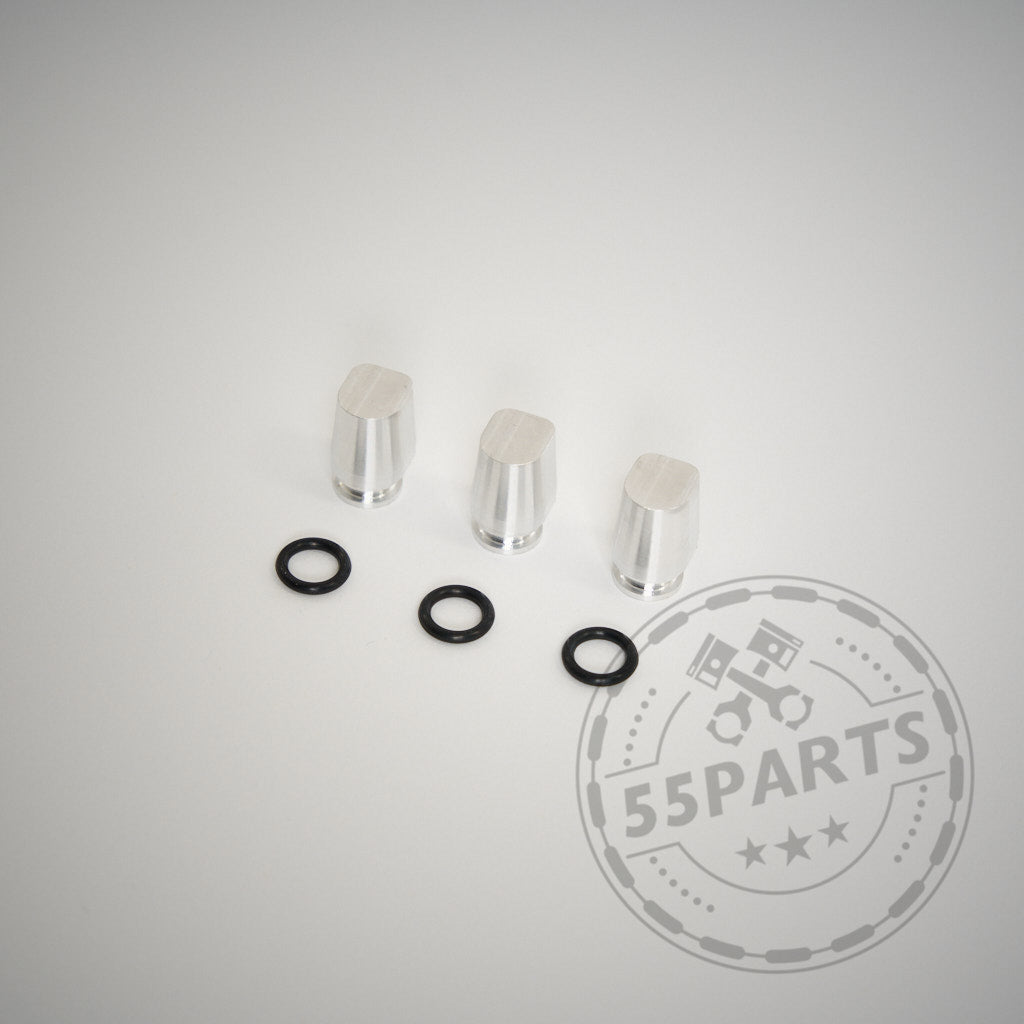 Drei silberne 55Parts-Verschlussstopfen und drei schwarze O-Ringe für das B58B30A Kurbelwellengehäuse-Entlüftungssystem, passend für BMW M140i, M240i, 340i und 440i F-Serie, abgebildet auf einer hellen Oberfläche mit einem 55Parts-Wasserzeichen.