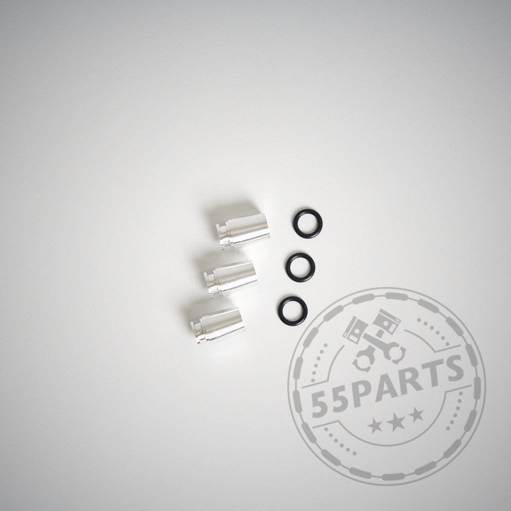 Drei silberne Metallstopfen und drei schwarze Gummiringe auf hellem Hintergrund mit dem 55Parts-Logo, entworfen für die Kurbelgehäuseentlüftung B58B30A der BMW M140i, M240i, 340i, 440i F-Serie.