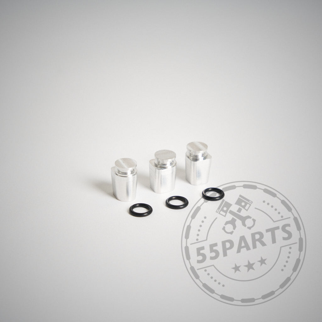 Drei silberne 55Parts-Verschlussstopfen und vier schwarze O-Ringe für die B58B30A Kurbelwellengehäuse-Entlüftung (BMW M140i, M240i, 340i, 440i F-Serie) sind auf einer weißen Fläche mit einem 55Parts-Logo-Wasserzeichen abgebildet.