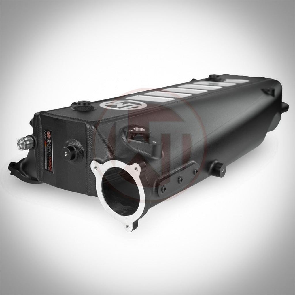 Die 55Parts Wagner Ansaugbrücke mit integriertem Ladeluftkühler EVO1 passt für die Modelle F2X 1er, F2X 2er, F3X 3er und F3X 4er B58. Mit verschiedenen Anschlüssen, Schrauben und einem silbernen Flansch. Ideal für Tuning-Upgrades.