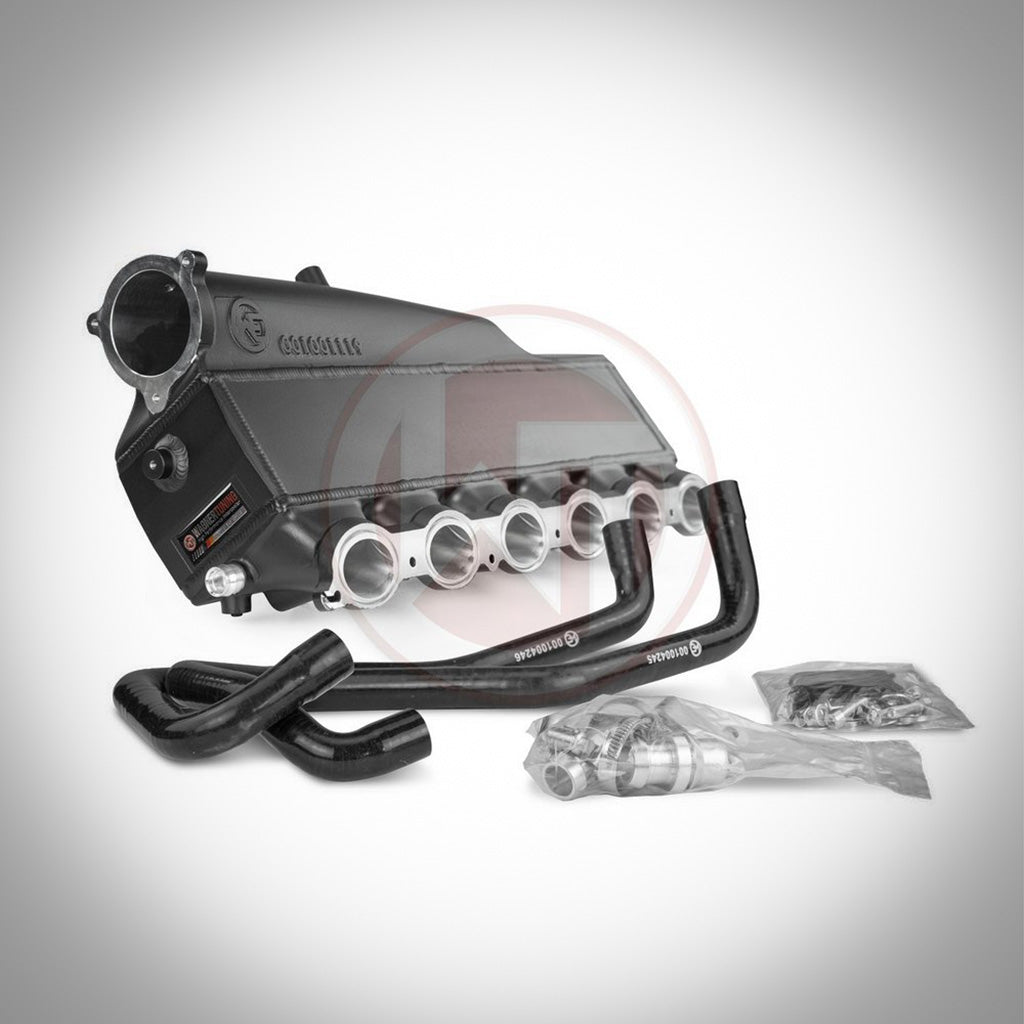 Die 55Parts Wagner Ansaugbrücke mit integriertem Ladeluftkühler EVO1 für F2X/F3X B58-Modelle, komplett mit Schläuchen und Hardware-Kits, abgebildet in Schwarz auf hellgrauem Hintergrund.