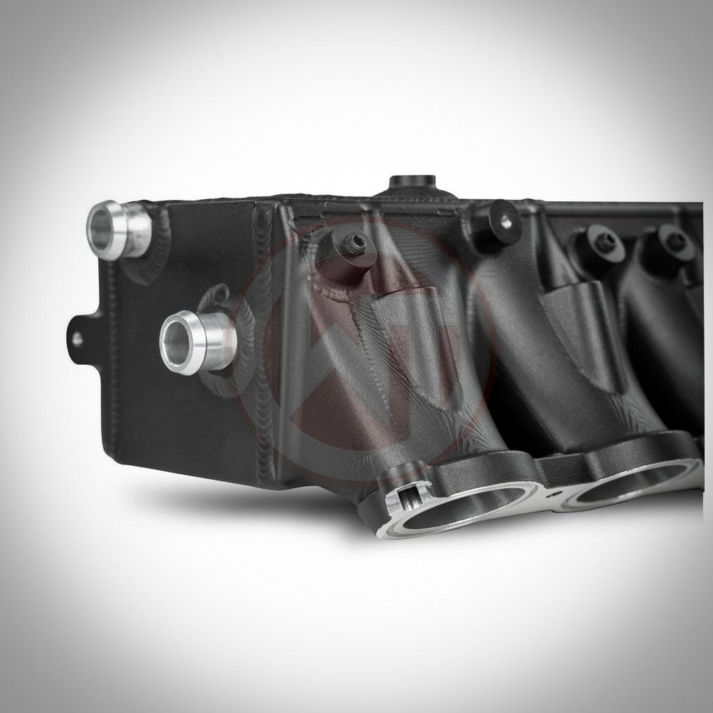 Nahaufnahme der 55Parts Wagner Ansaugbrücke mit integriertem Ladeluftkühler EVO1 in Schwarz mit silbernen Beschlägen, konzipiert für die Modelle F2X 1er, F2X 2er, F3X 3er und F3X 4er B58, abgebildet vor weißem Hintergrund.