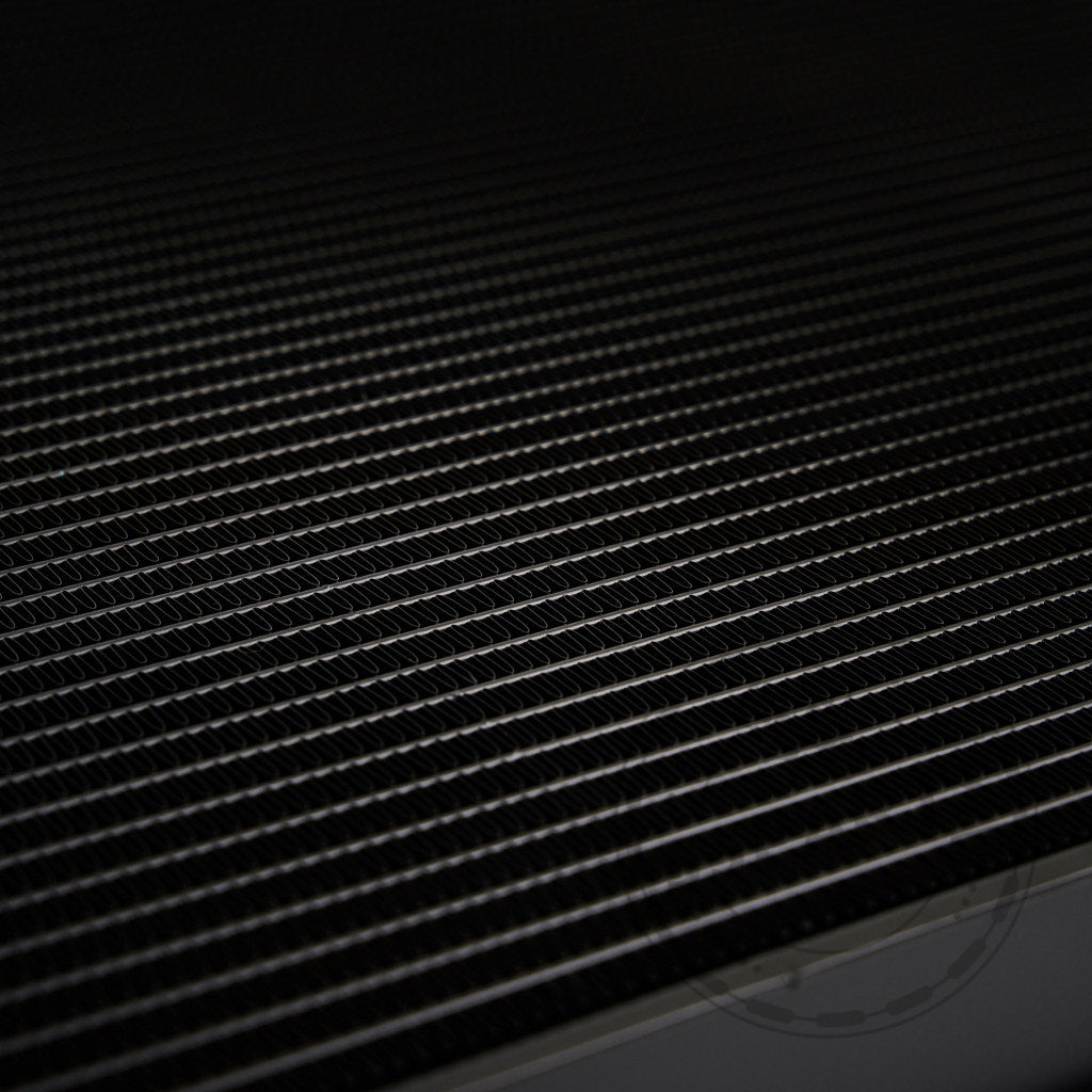 Nahaufnahme der schwarzen Metallkühlrippen am 55Parts Upgrade-Kühlmittelkühler, entwickelt passend für BMW G42 M240i, G2x 330i/430i/M340i/M440i und G29 Z4 mit B48- oder B58 Gen 2-Motoren.