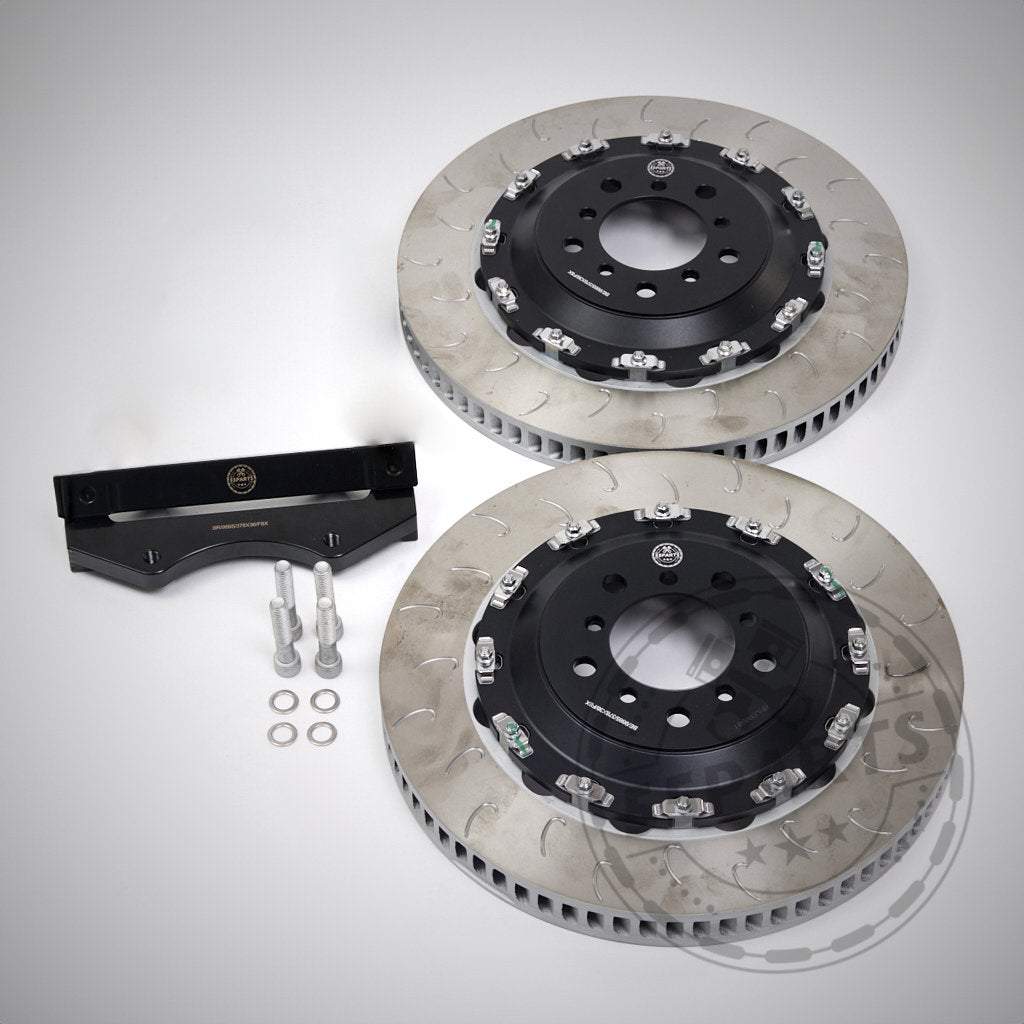 Das 55Parts Special: AP Racing Big Brake Kit – umfasst zwei geschlitzte Rotoren, eine schwarze Halterung, Schrauben und Unterlegscheiben – ist perfekt für die Aufrüstung von Aftermarket-Bremsanlagen.