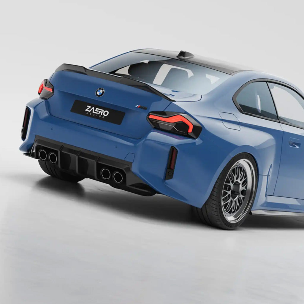 Heckansicht eines blauen BMW M2 G87 mit breiten Reifen, vierfachem Auspuff und aggressiven Linien, die den ZAERO Design EVO-S Diffusor hervorheben.