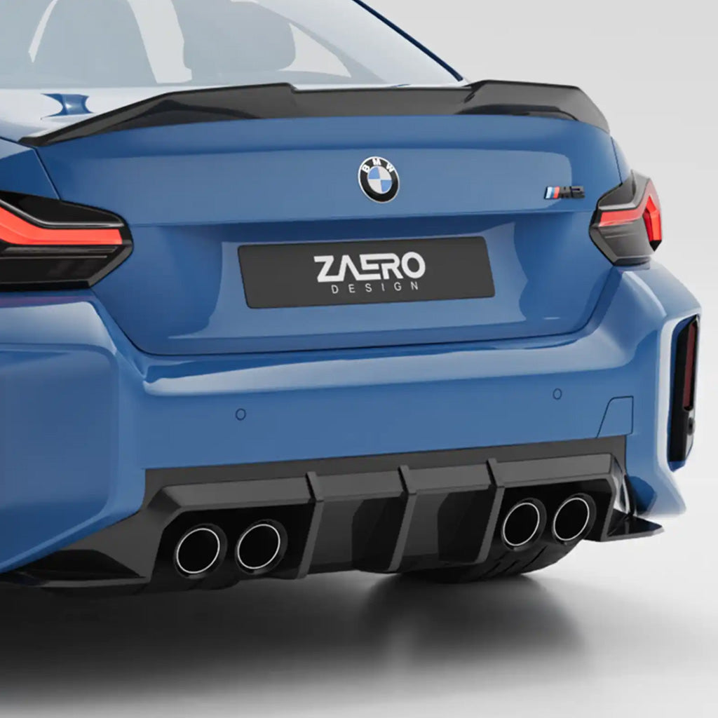 Heckansicht eines blauen BMW M2 G87 mit Vierfach-Auspuffanlage, die den ZAERO Design EVO-S Diffusor und schwarze Akzente zeigt. Das ZAERO Nummernschild vervollständigt den sportlichen Look.