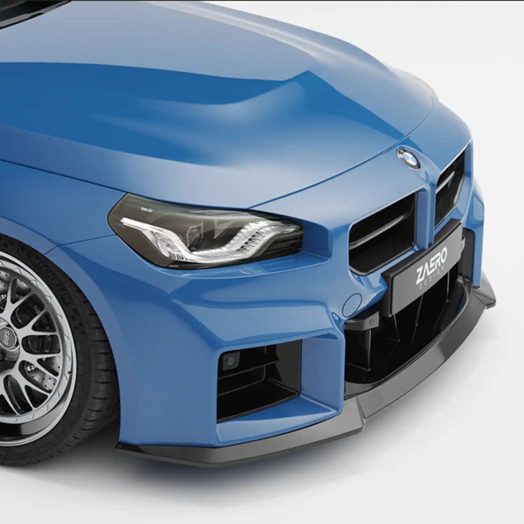 Blauer BMW M2 G87 mit schwarzen Akzenten, ausgestattet mit einer ZAERO Design EVO-S Frontlippe, dargestellt von der Vorderseite auf einem weißen Hintergrund. Marke: ZAERO.