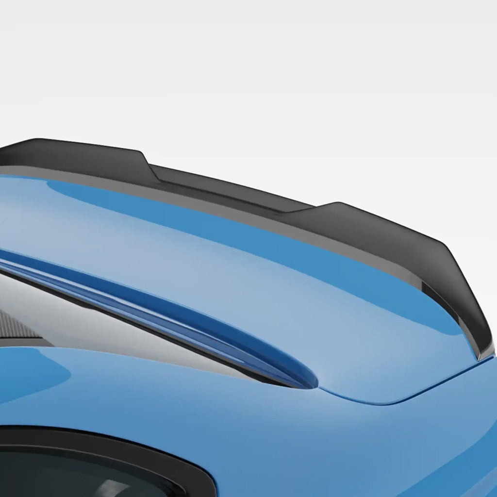 Nahaufnahme eines ZAERO Design EVO-S Heckspoilers passend für BMW M2 G87 von ZAERO auf dem Heckdach eines blauen BMW M2 G87, dargestellt vor einem schlichten weißen Hintergrund.