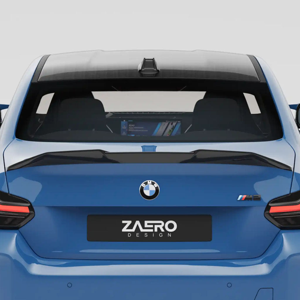 Heckansicht eines blauen BMW M2 G87, ausgestattet mit dem ZAERO Design EVO-S Heckspoiler von ZAERO, mit Branding und sichtbarem digitalen Bildschirm im Inneren.