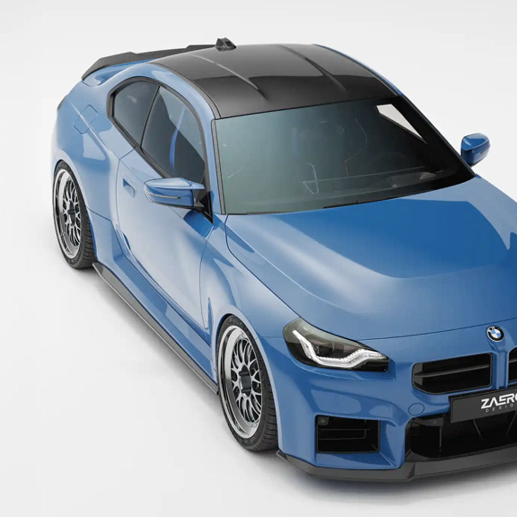 Ein blauer BMW M2 G87 mit schwarzen Akzenten, ausgestattet mit ZAERO Design EVO-S Seitenschweller, wird schräg von oben auf weißem Hintergrund gezeigt.