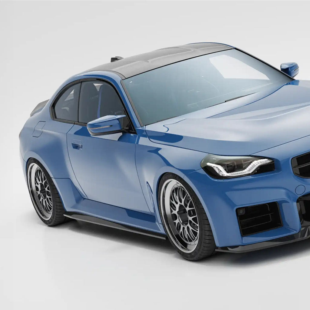 Ein blaues Sportcoupé mit Sonderrädern, schwarzen Akzenten und ZAERO Design EVO-S Seitenschweller passend für BMW M2 G87 von ZAERO wird vor einem schlichten weißen Hintergrund gezeigt.