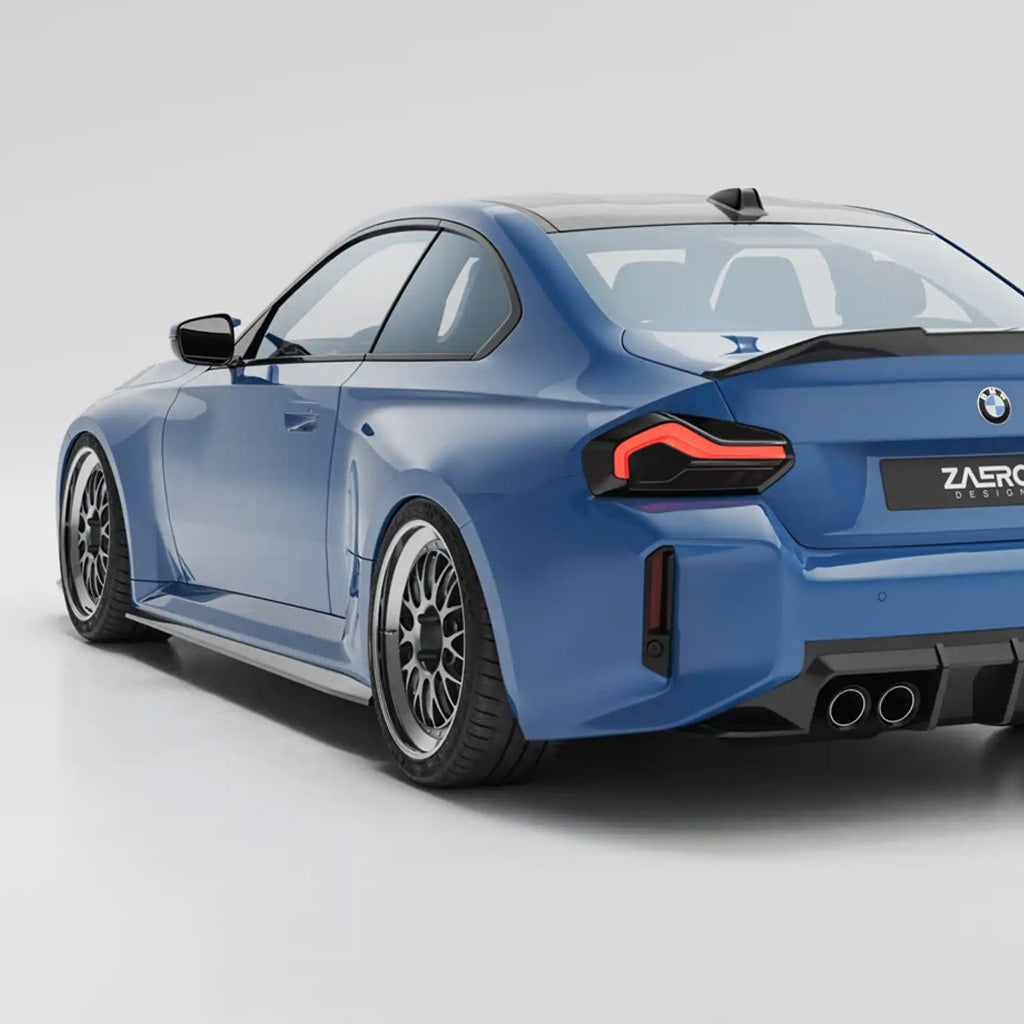 Ein blauer BMW M2 G87 mit schwarzen Akzenten, ausgestattet mit ZAERO Design EVO-S Seitenschweller, wird schräg von oben auf weißem Hintergrund gezeigt.