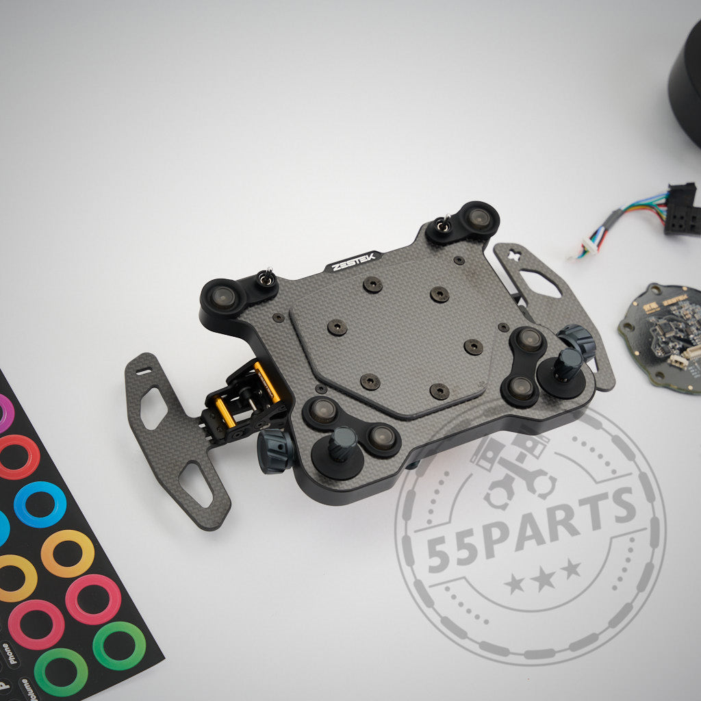 Das 55Parts Exklusiv: Zestek Lenkrad HUB, kompatibel mit allen BMW E-, F-, G-Serien und Toyota Yaris/Supra, verfügt über einstellbare Halterungen und einen Schnellverschlussmechanismus, dargestellt in schwarzer Kohlefaser auf weißer Oberfläche.