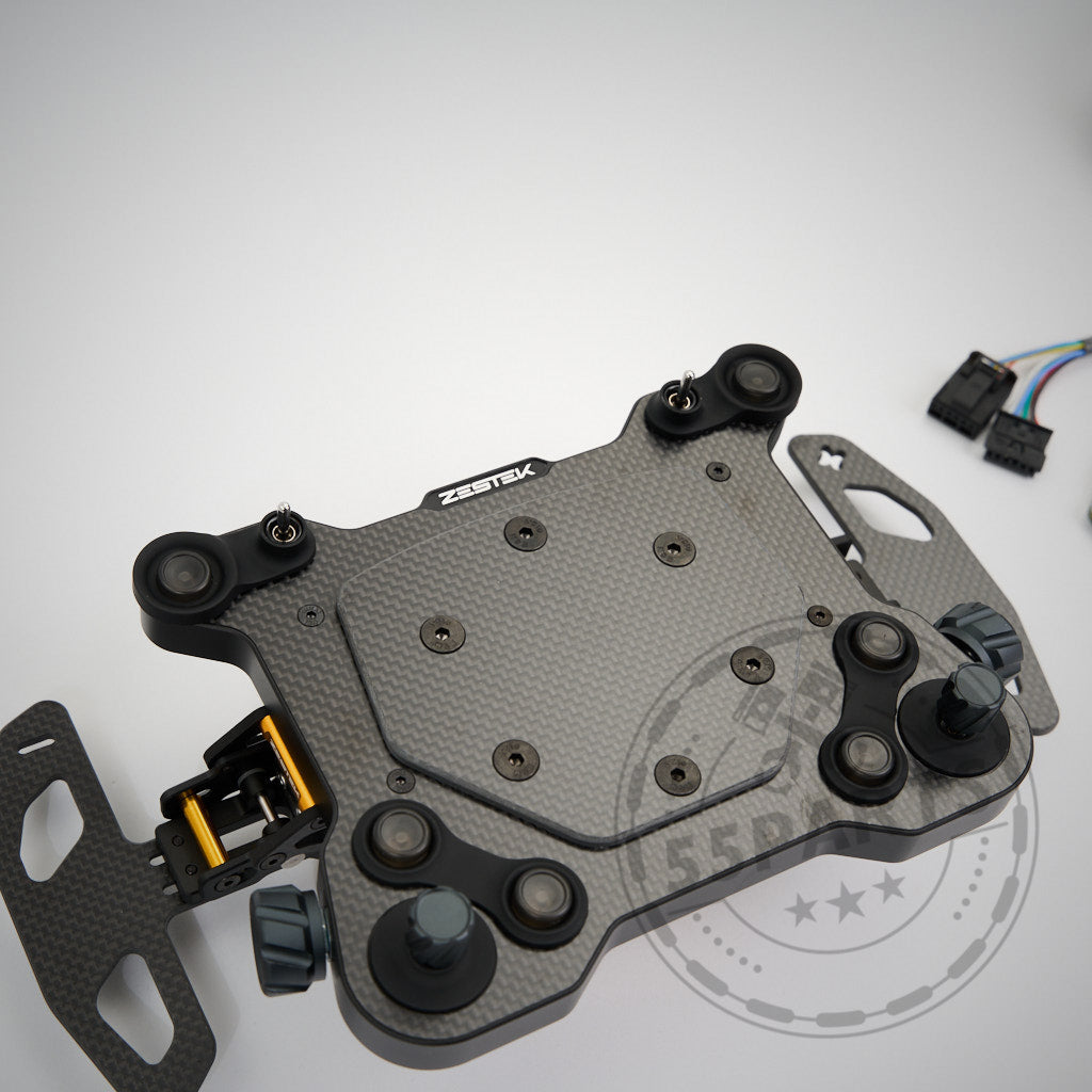 exklusiv: Zestek Lenkradnabe, passend für BMW E-, F-, G-Serie sowie Toyota Yaris und Supra, inklusive Montagematerial und Quick Release Mechanismus auf weißem Hintergrund.