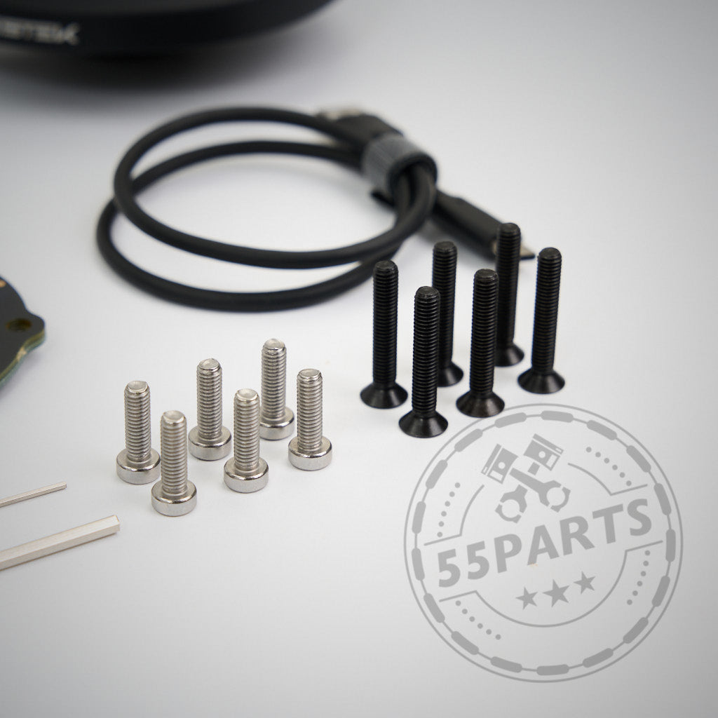Acht silberne und acht schwarze Schrauben sind neben einem schwarzen Kabel und einem 55Parts Exklusiv: Zestek Lenkrad HUB-Logo passend für BMW E-, F-, G-Serie, Toyota Yaris und Supra auf einer weißen Oberfläche platziert.