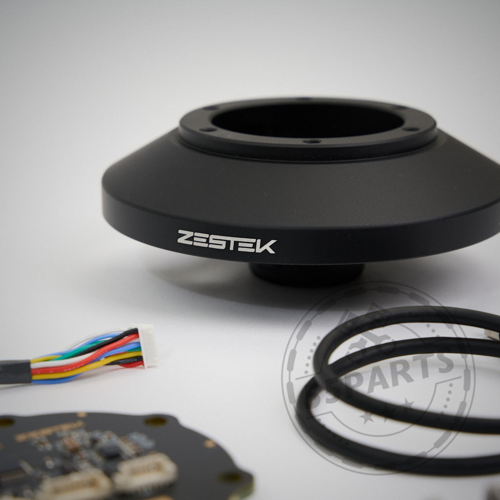 Das 55Parts Exklusiv: Zestek Lenkrad HUB, kompatibel mit BMW E-, F-, G-Serie sowie Toyota Yaris und Supra, verfügt über Kabel, Ringe, eine Platine und einen Schnellverschlussmechanismus – dargestellt in Schwarz auf weißer Oberfläche.