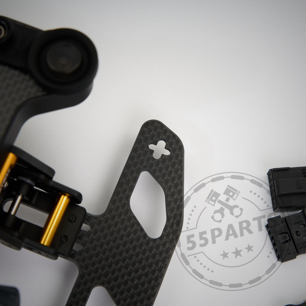 Nahaufnahme des 55Parts Exklusiv: Zestek Lenkrad HUB, passend für alle BMW E-, F-, G-Serie sowie Toyota Yaris und Supra, mit Quick Release Mechanismus, dargestellt auf einer weißen Fläche und „55Parts“-Logo im Hintergrund.