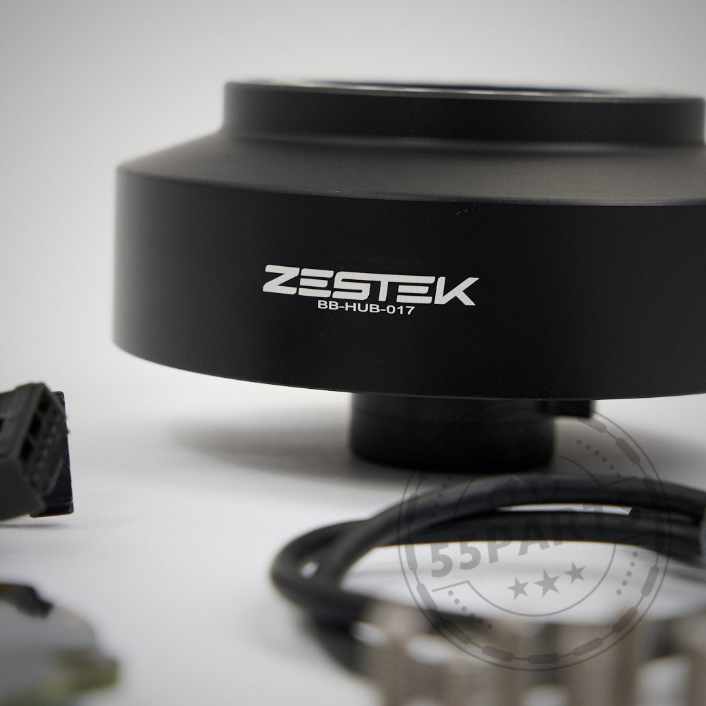 Schwarz Exklusiv: Zestek Lenkrad HUB, passend für alle BMW E-, F- und G-Serie sowie Toyota Yaris und Supra, mit Kabeln, Metallteilen und Schnellspannmechanismus auf weißer Oberfläche.