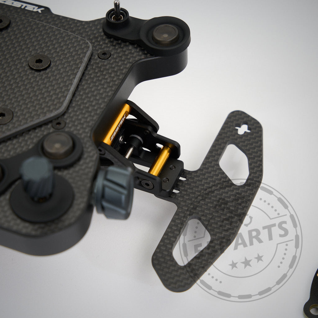 Nahaufnahme des 55Parts Exklusiv: Zestek Lenkrad HUB, kompatibel mit allen BMW E-, F-, G-Serien, Toyota Yaris und Supra, in Gold und schwarzen Kohlefaserkomponenten auf weißem Hintergrund.