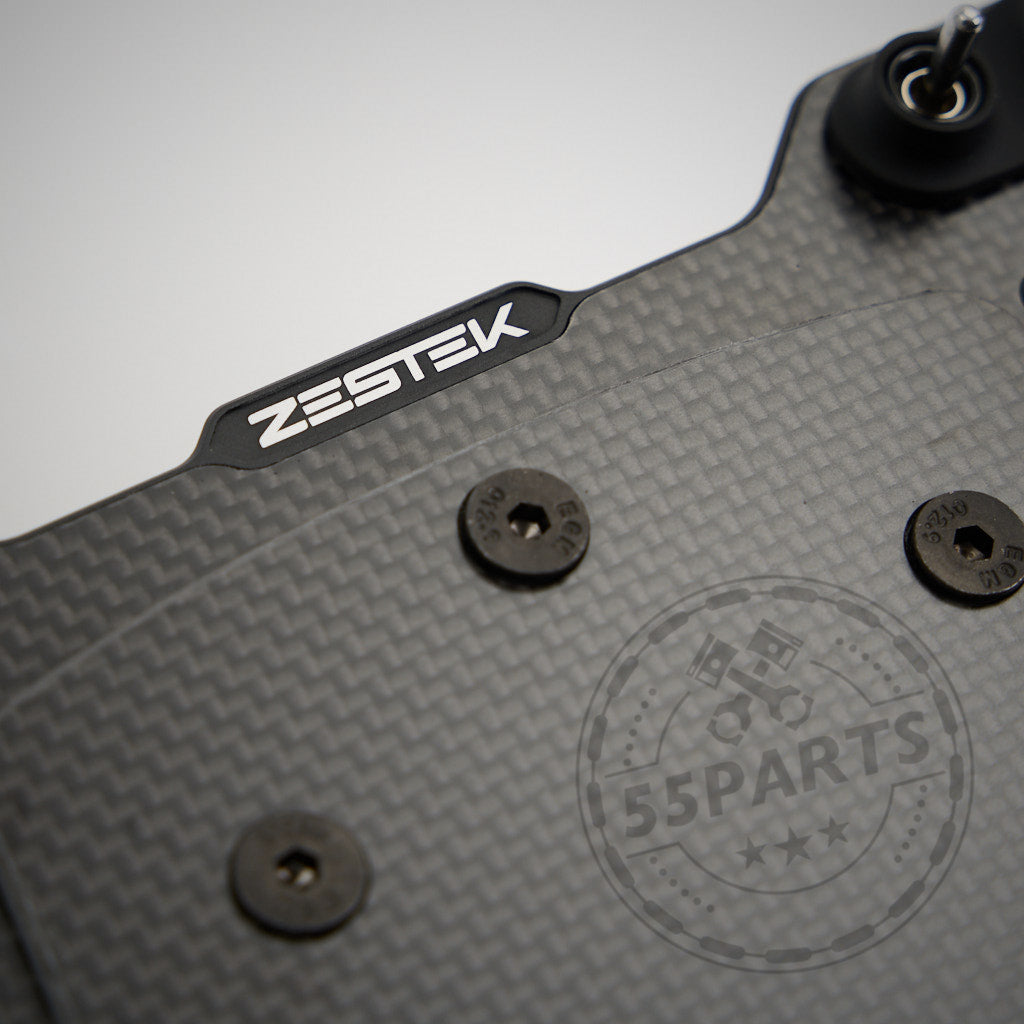 Nahaufnahme einer Kohlefaserplatte mit 55Parts-Branding und drei Schrauben sowie einem Schnellverschlussmechanismus für die nahtlose Lenkradintegration in die BMW E-, F- und G-Serie, Toyota Yaris und Supra.